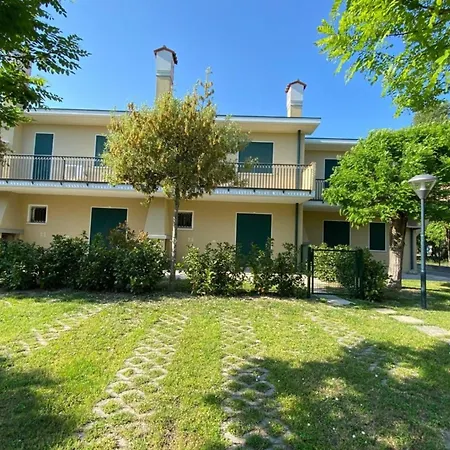Sunny Escape With Private Garden Apartment Bibione